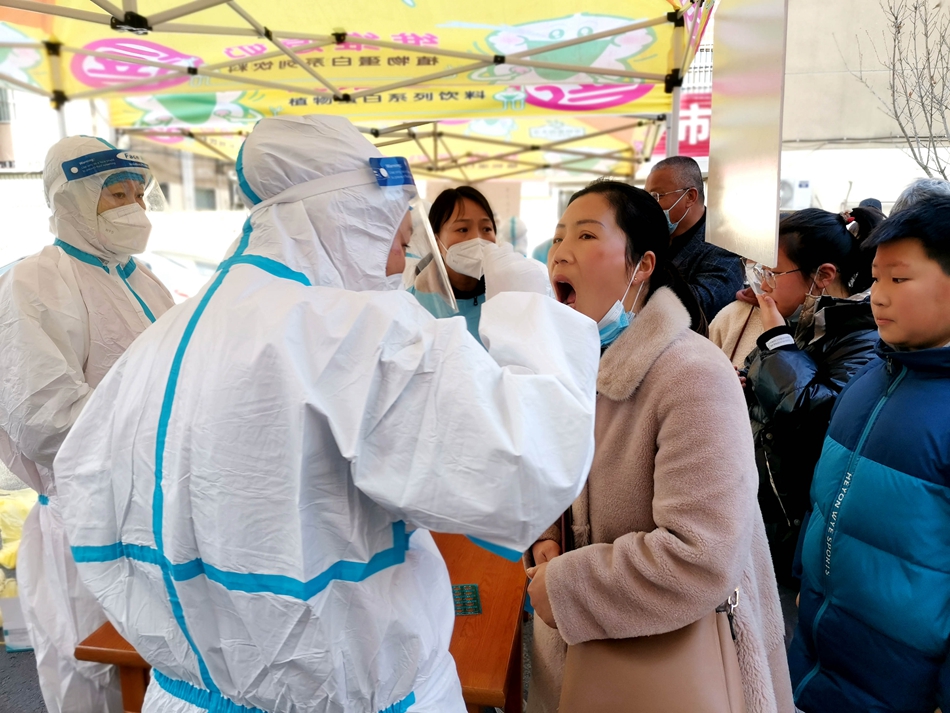 連云港贛榆區(qū)抽調(diào)近500名醫(yī)務(wù)人員開展核酸檢測(cè)。朱代桂攝