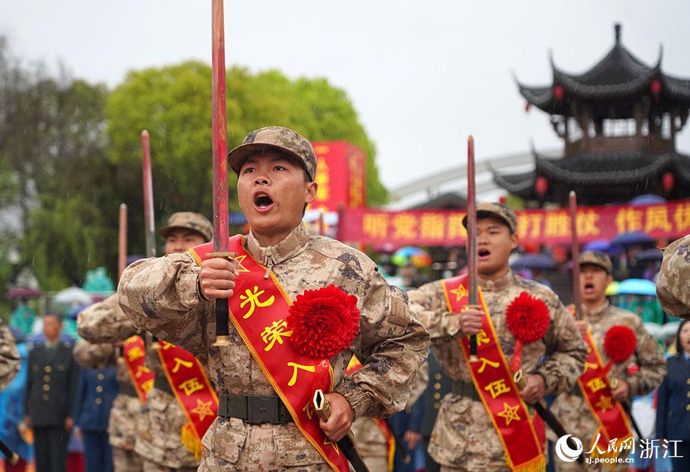 3月22日，新兵們高喊誓言、莊嚴(yán)亮劍。人民網(wǎng) 章勇濤攝