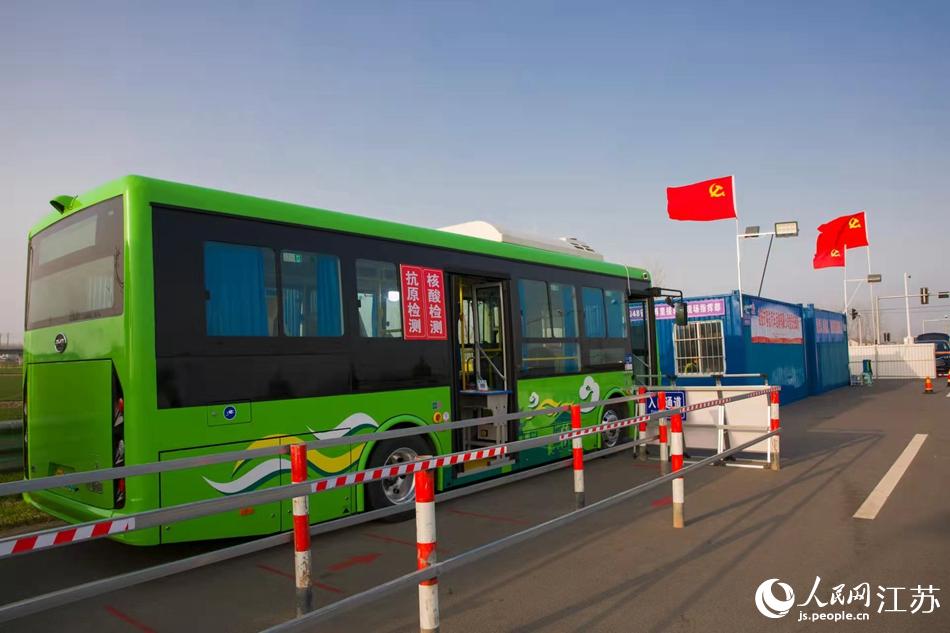 淮安市客總汽車運(yùn)輸有限公司調(diào)集兩部車況最佳“核酸采樣流動(dòng)車”，組建黨員“先鋒崗”。紀(jì)星名攝