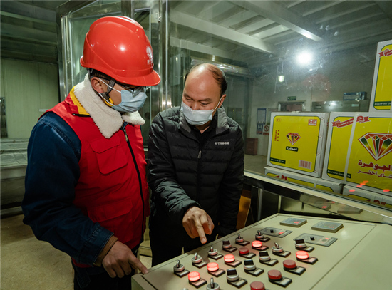 電力工作人員對(duì)用電企業(yè)進(jìn)行指導(dǎo)。受訪單位供圖