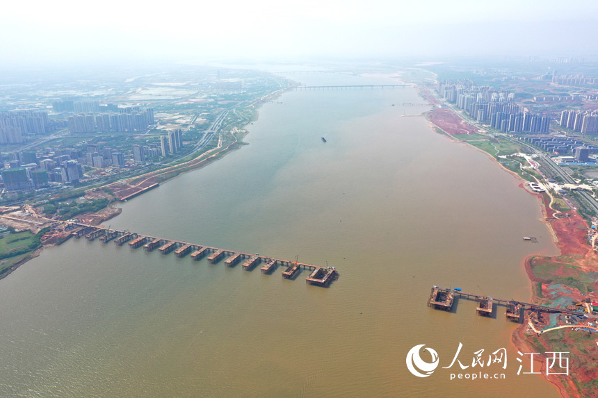 航拍九龍湖過(guò)江大橋，該橋是南昌第七座跨贛江通道。 人民網(wǎng) 時(shí)雨攝