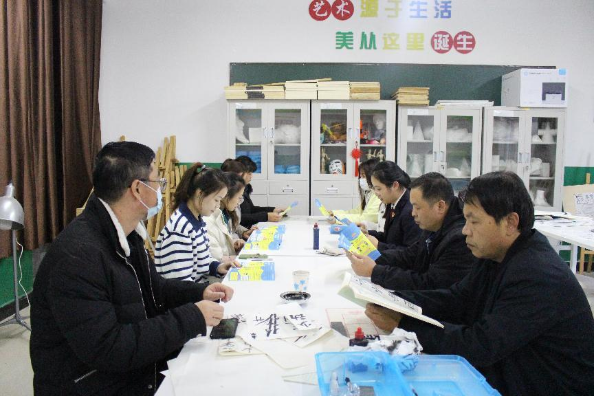 河北省臨西縣人民檢察院未檢檢察官在臨西縣第二小學(xué)為家長(zhǎng)講解家庭教育促進(jìn)法。 孫國(guó)月攝