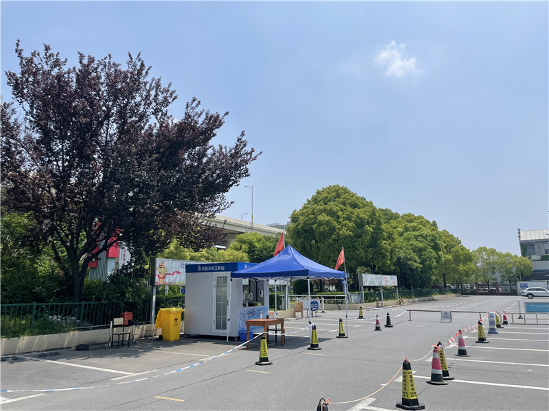 常態(tài)化“核酸采樣工作站”亮相上海街頭。龔昱攝