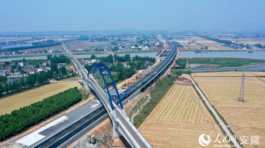 工作人員正在加速推進牛屯河特大橋項目。人民網(wǎng) 王銳攝。