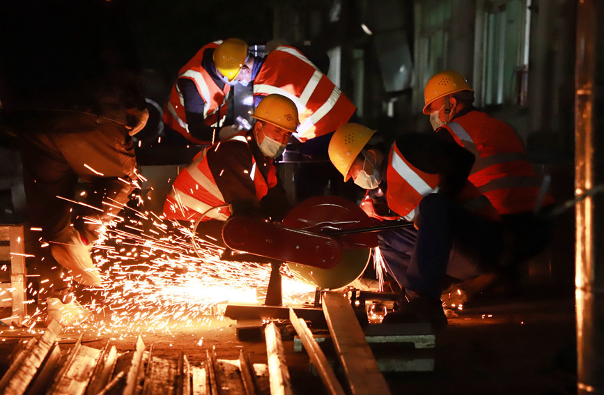 建設(shè)者們爭分奪秒保證進(jìn)度。雷占勝攝