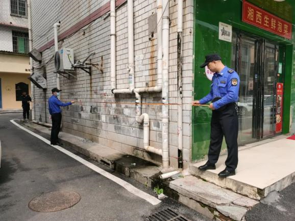 聯(lián)合執(zhí)法小組進(jìn)行房屋入戶調(diào)查丈量。單位供圖