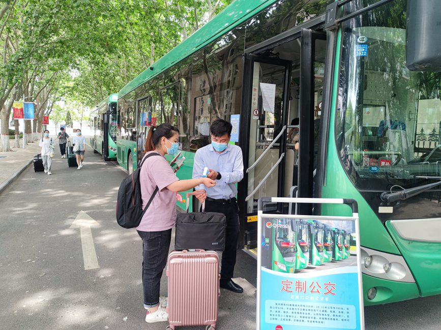 公交車從校園宿舍樓下出發(fā)，直達(dá)鄭州火車站和鄭州東站。崔晨攝