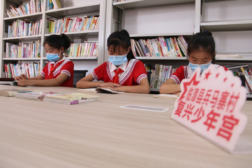 河北省臨漳縣柏鶴集鄉(xiāng)兵馬寨村復(fù)興少年宮，孩子們?cè)陂営[室讀書(shū)。 申志好攝