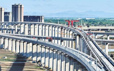6月7日，工人在唐山市高新技術(shù)開(kāi)發(fā)區(qū)境內(nèi)的京唐城際鐵路建設(shè)工地施工（無(wú)人機(jī)照片）。 新華社記者 楊世堯攝