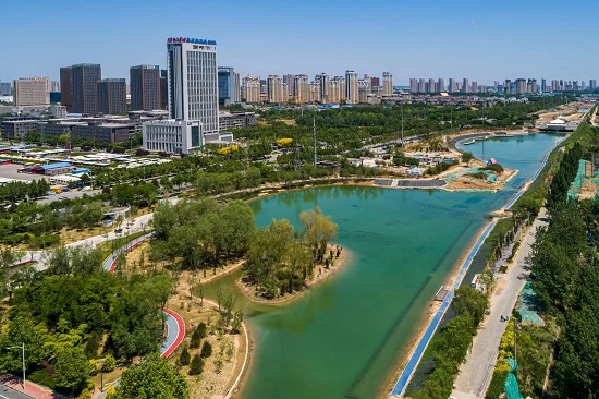 環(huán)城水系中的北湖公園越來越美。羅大慶攝