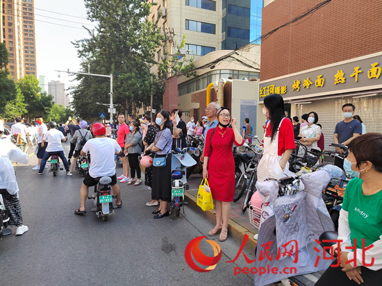 石家莊外國(guó)語學(xué)?？键c(diǎn)外送考的家長(zhǎng)。人民網(wǎng) 祝龍超攝