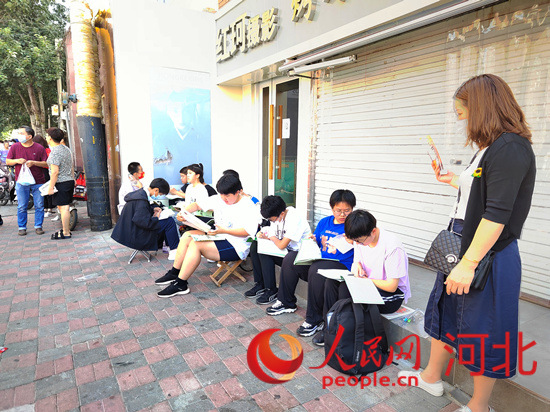 臨進(jìn)考場(chǎng)，考生抓緊時(shí)間再?gòu)?fù)習(xí)一下。人民網(wǎng) 祝龍超攝