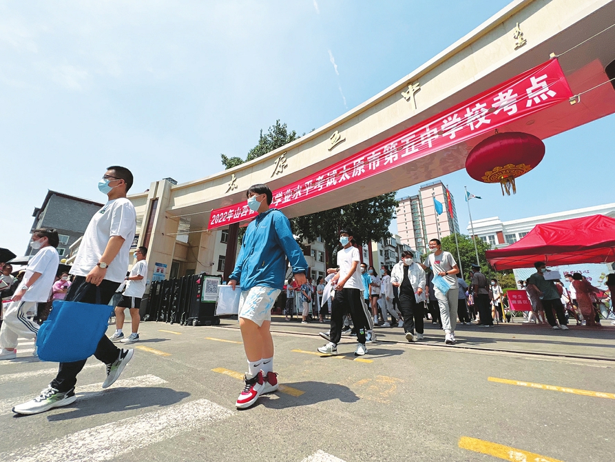 六月二十日，中考太原五中考點(diǎn)，完成首門考試的考生滿懷信心走出考場。記者李兆民攝