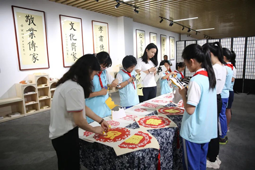 1、長(zhǎng)沙市雨花區(qū)校園清廉家風(fēng)館開館。受訪單位供圖