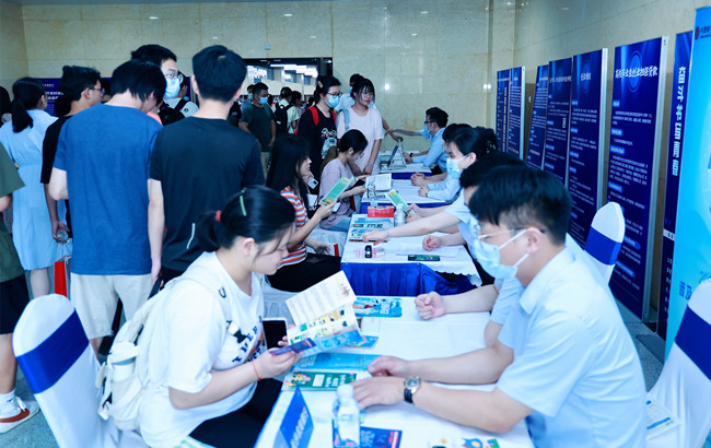 大學生現(xiàn)場咨詢創(chuàng)業(yè)政策。長沙市人社局供圖