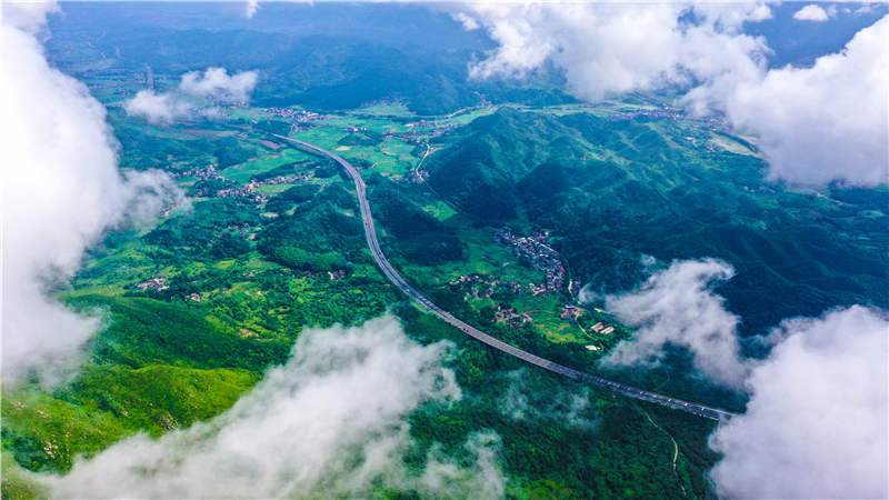 湖南省常寧市廟前鎮(zhèn)泉井村，云霧繚繞，青山蒼翠，公路蜿蜒，秀美如畫。周秀魚春攝