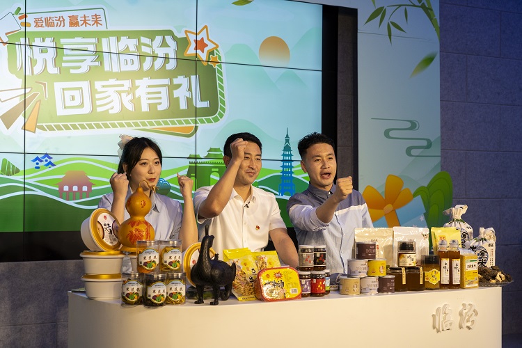 6月3日下午，在臨汾原產(chǎn)地商品體驗(yàn)店，曲沃縣副縣長(zhǎng)樊奇選對(duì)當(dāng)?shù)氐霓r(nóng)特產(chǎn)品、旅游景點(diǎn)進(jìn)行了推介代言。鄭遠(yuǎn)飛攝
