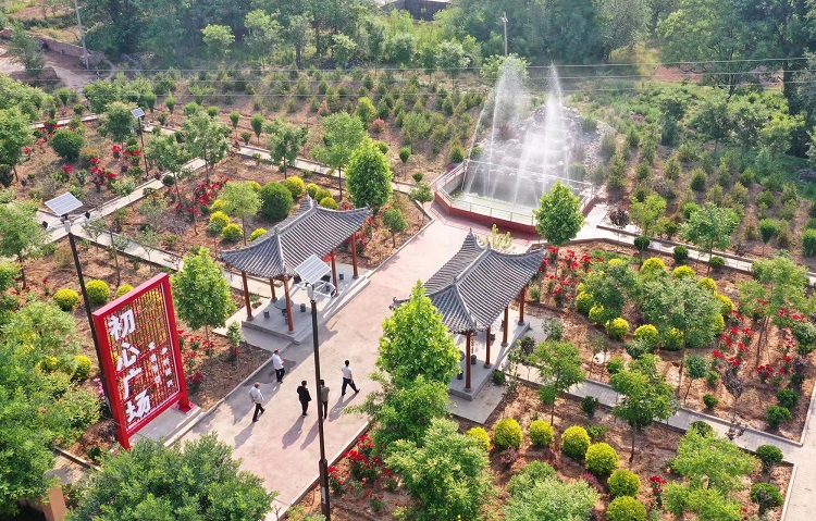 初夏時(shí)節(jié)，襄汾縣鄧莊鎮(zhèn)澗溝村初心廣場(chǎng)內(nèi)一派迷人的鄉(xiāng)村振興新圖景。李現(xiàn)俊攝