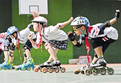 6月23日，邯鄲市邯山區(qū)實(shí)驗(yàn)小學(xué)的學(xué)生在練習(xí)輪滑。 當(dāng)日是國際奧林匹克日，該小學(xué)開展了“我運(yùn)動(dòng)、我健康、我快樂”為主題的體育活動(dòng)，通過足球、籃球、武術(shù)、輪滑、擊劍等運(yùn)動(dòng)，讓學(xué)生們享受運(yùn)動(dòng)健身的快樂，感受運(yùn)動(dòng)的魅力。 河北日?qǐng)?bào)通訊員 郝群英攝