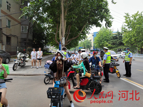 石家莊交警在查處非機(jī)動(dòng)車(chē)違章。人民網(wǎng)祝龍超攝