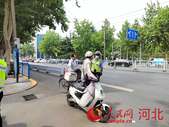 石家莊交警在查處非機(jī)動(dòng)車(chē)違章。人民網(wǎng)祝龍超攝