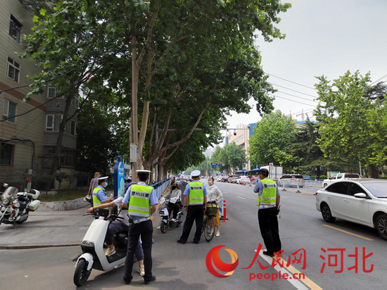 石家莊交警在查處非機(jī)動(dòng)車(chē)違章。人民網(wǎng)祝龍超攝