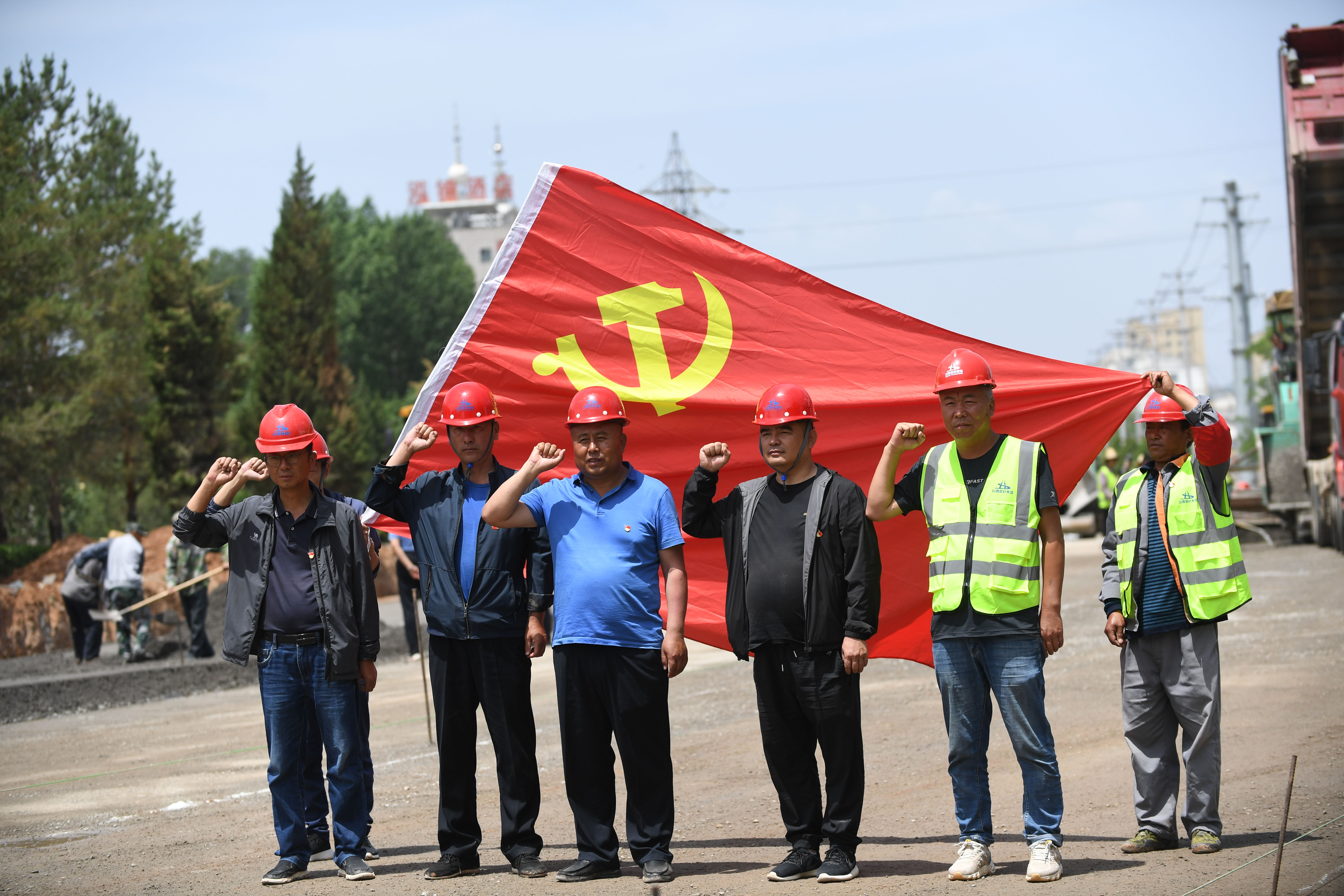 路橋工人在黨旗下宣誓。圖片由路橋公司提供
