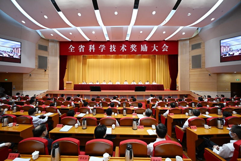 圖為江蘇省科學(xué)技術(shù)獎(jiǎng)勵(lì)大會(huì)現(xiàn)場(chǎng)。吳勝攝