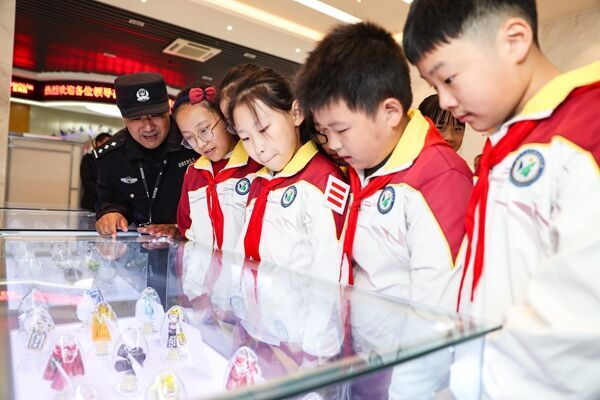 學生代表參觀禁毒展。鹽城公安供圖