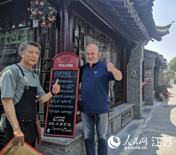 愛(ài)逛古巷的巴西人和揚(yáng)州朋友在仁豐里開了一家西餐廳。 人民網(wǎng) 張玉峰攝