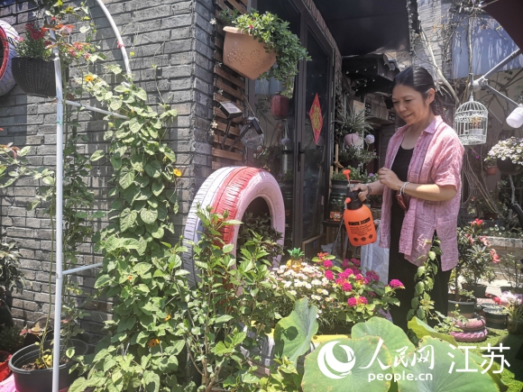 原在上海工作的袁荔退休后重回?fù)P州古城生活。 人民網(wǎng) 張玉峰攝