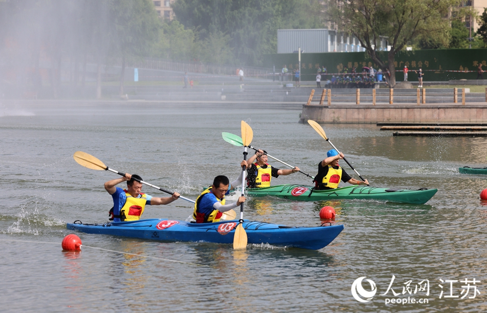 夏日清晨，一艘艘色彩鮮艷的賽艇和槳板在伯瀆河畔穿梭。朱剛?cè)簲z