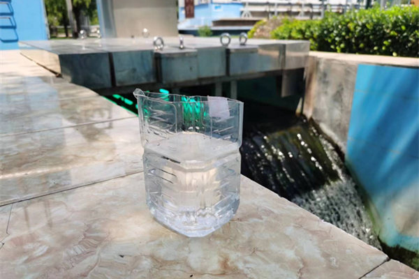 在邯鄲市雞澤縣藍(lán)天污水處理廠，污水經(jīng)過(guò)處理后清澈透明。鄭佳欣攝