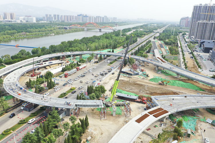 市區(qū)五一路快速通道工程西段順利合龍。