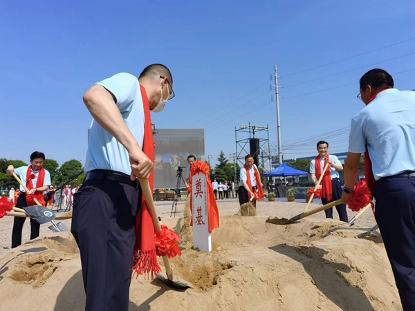 作為今年荷花節(jié)“開場秀”，理士新能源智造園區(qū)項目正式開工。人民網(wǎng) 馬曉波攝