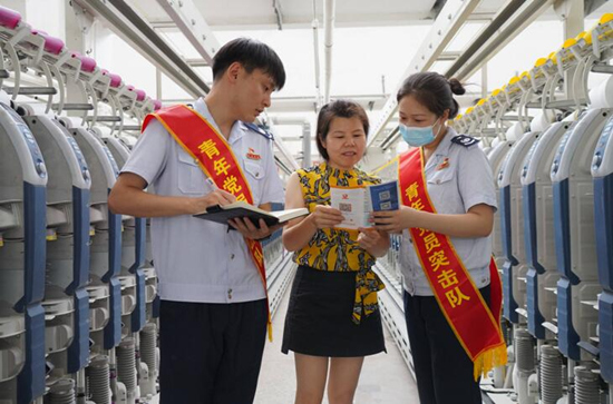 國家稅務(wù)總局常德市西洞庭西湖管理區(qū)稅務(wù)局成立青年黨員突擊隊，走進常德銀駿紡織有限公司等企業(yè)送政策、問需求、解難題。受訪單位供圖