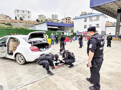 圖為民警對重點車輛是否攜帶毒品進行檢查。省禁毒委供圖