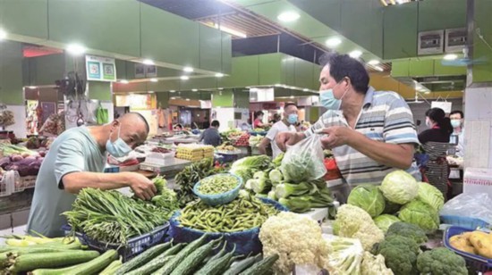 無錫市民在沁揚(yáng)市場(chǎng)和往常一樣購(gòu)買農(nóng)副產(chǎn)品。宗曉東攝