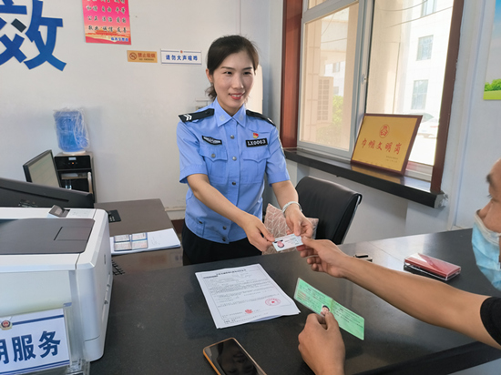 張靜正在為群眾辦理業(yè)務(wù)。 趙凱攝