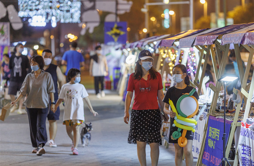 青年無限宇宙潮動市集匯聚眾多文創(chuàng)產(chǎn)品，豐富市民夜生活。王英浩攝