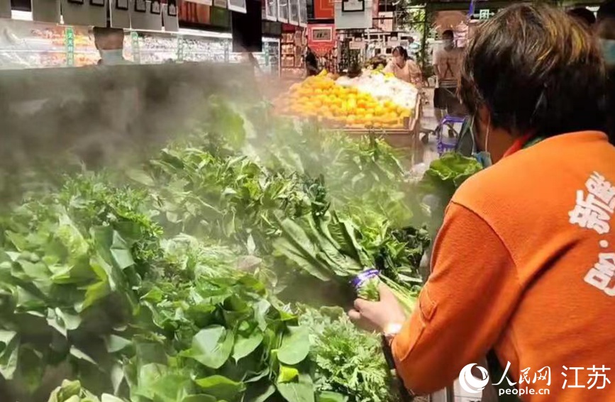 在大潤(rùn)發(fā)長(zhǎng)江北路店里，果蔬、肉蛋等生活必需品種類齊全，供應(yīng)充足，市民正有序選購(gòu)。無(wú)錫市委網(wǎng)信辦供圖