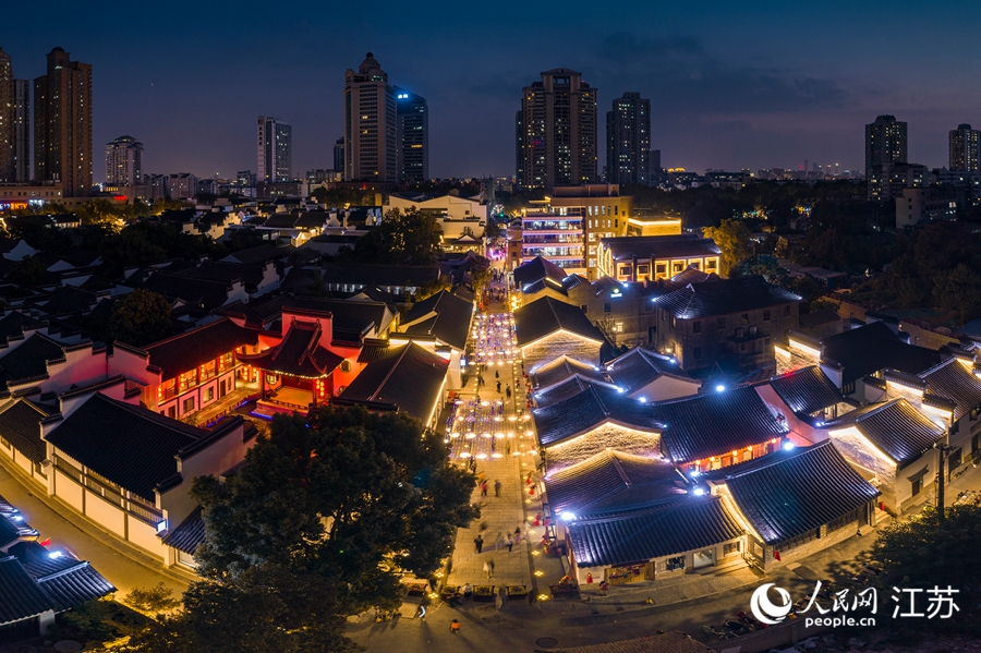 熙南里歷史文化休閑街區(qū)夜景。熙熙攝
