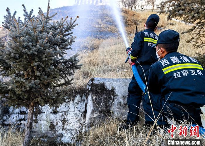 12月6日，布達(dá)拉宮消防救援大隊(duì)在布達(dá)拉宮山體林草區(qū)域開展?jié)窕ぷ??！㈣?攝