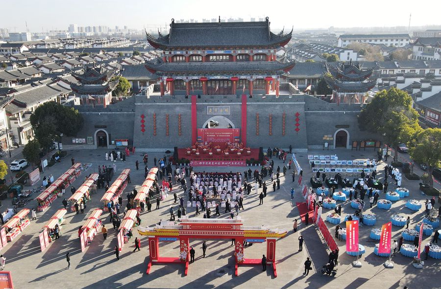 城門掛春聯(lián)，金湖沖刺“開門紅”。陳義寶攝