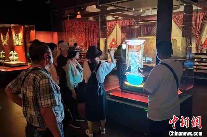 圖為臺灣新北市永和區(qū)里長聯(lián)誼會江西參訪團一行在南昌漢代?；韬顕z址博物館內(nèi)參觀展出的珍貴文物?！●樞↓?攝