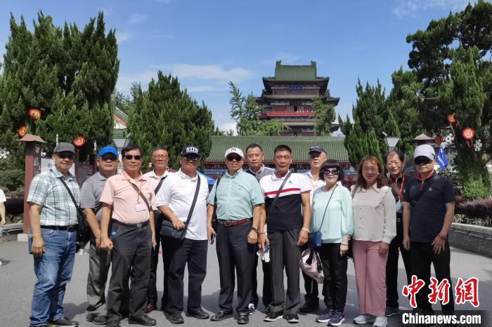 圖為臺灣新北市永和區(qū)里長聯(lián)誼會江西參訪團一行在南昌滕王閣前合影?！×鴷缘?攝