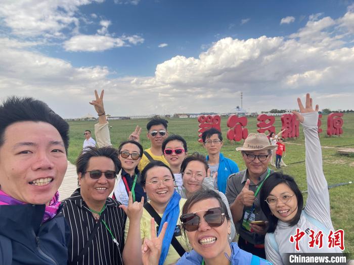 圖為臺胞在鄂爾多斯草原合影。　葉冠賢 攝