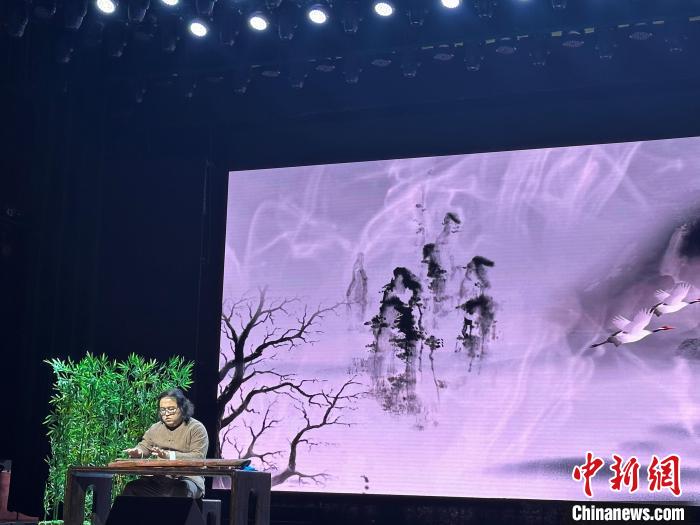 閩派古琴名家陳志強演奏一曲《流水》?！堺惥?攝