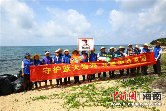 環(huán)保志愿者呼吁停止隨地扔垃圾、破壞環(huán)境等不文明行為。