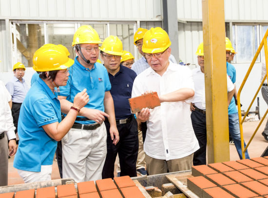 2019年6月21日下午，省長沈曉明在三亞建筑廢棄物綜合利用廠，查看用建筑廢棄物綜合處理后制成的再生水泥磚。海南日報記者 宋國強 攝